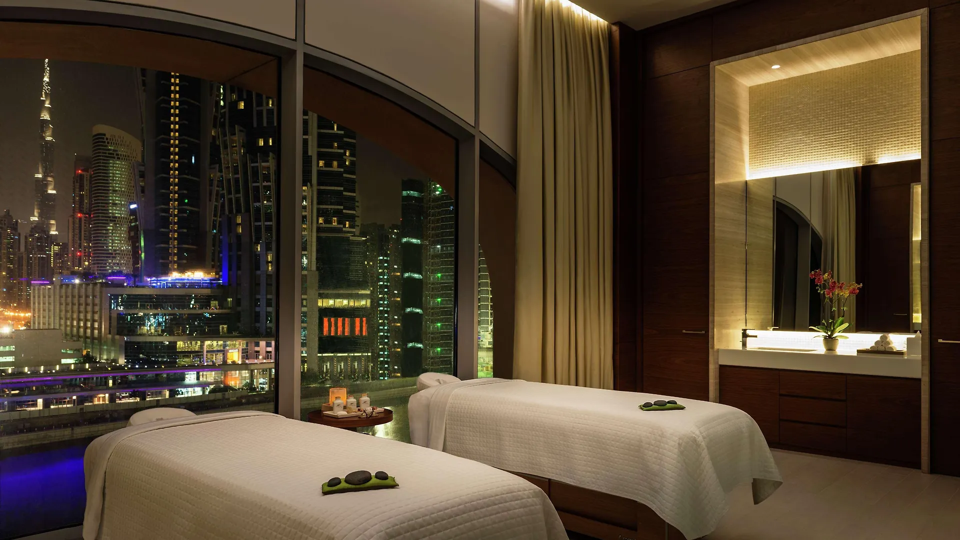 V Hotel Dubai, Curio Collection By Hilton