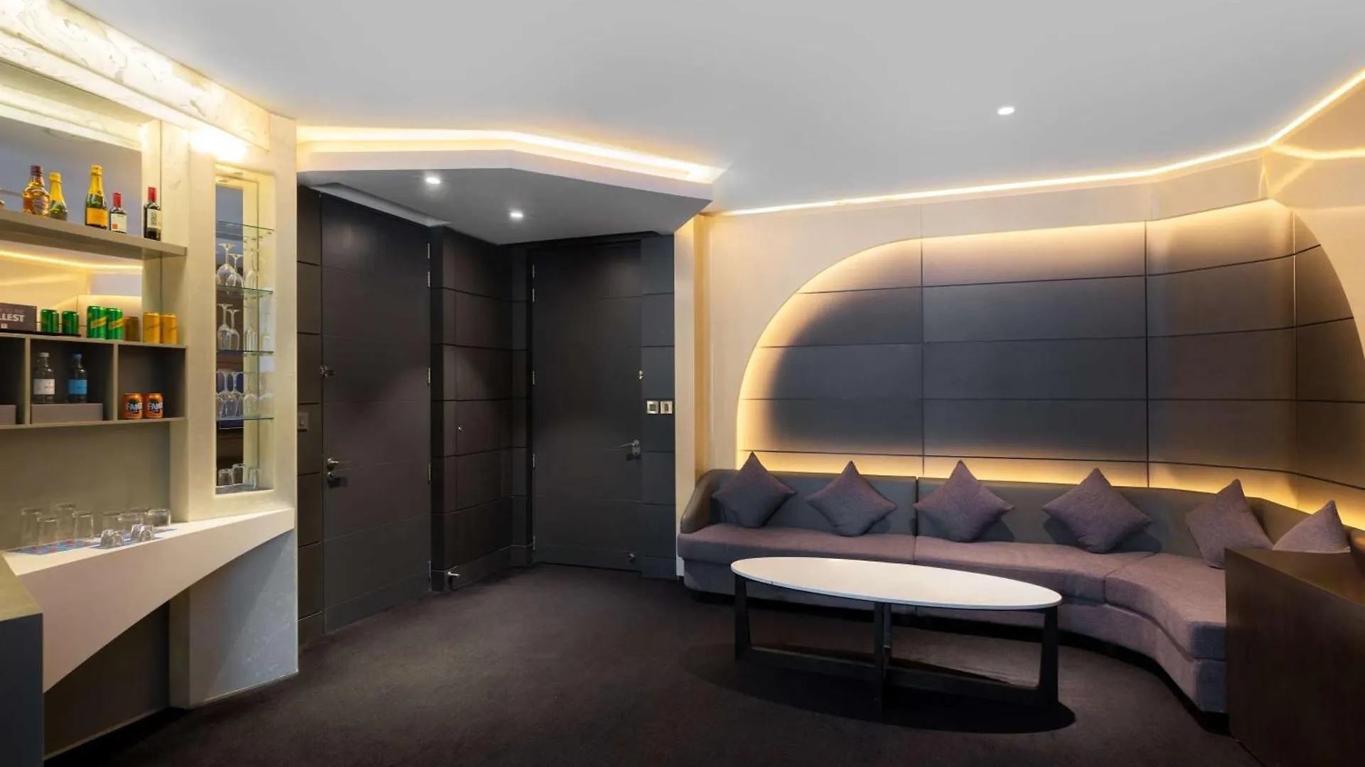 V Hotel Dubai, Curio Collection By Hilton