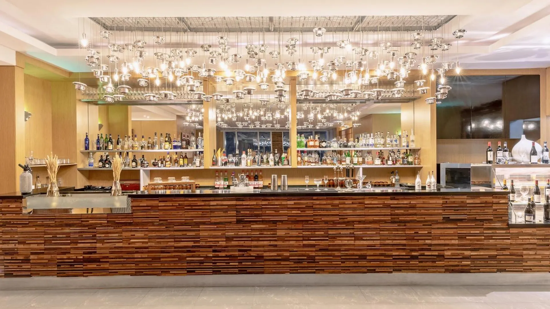 V Hotel Dubai, Curio Collection By Hilton