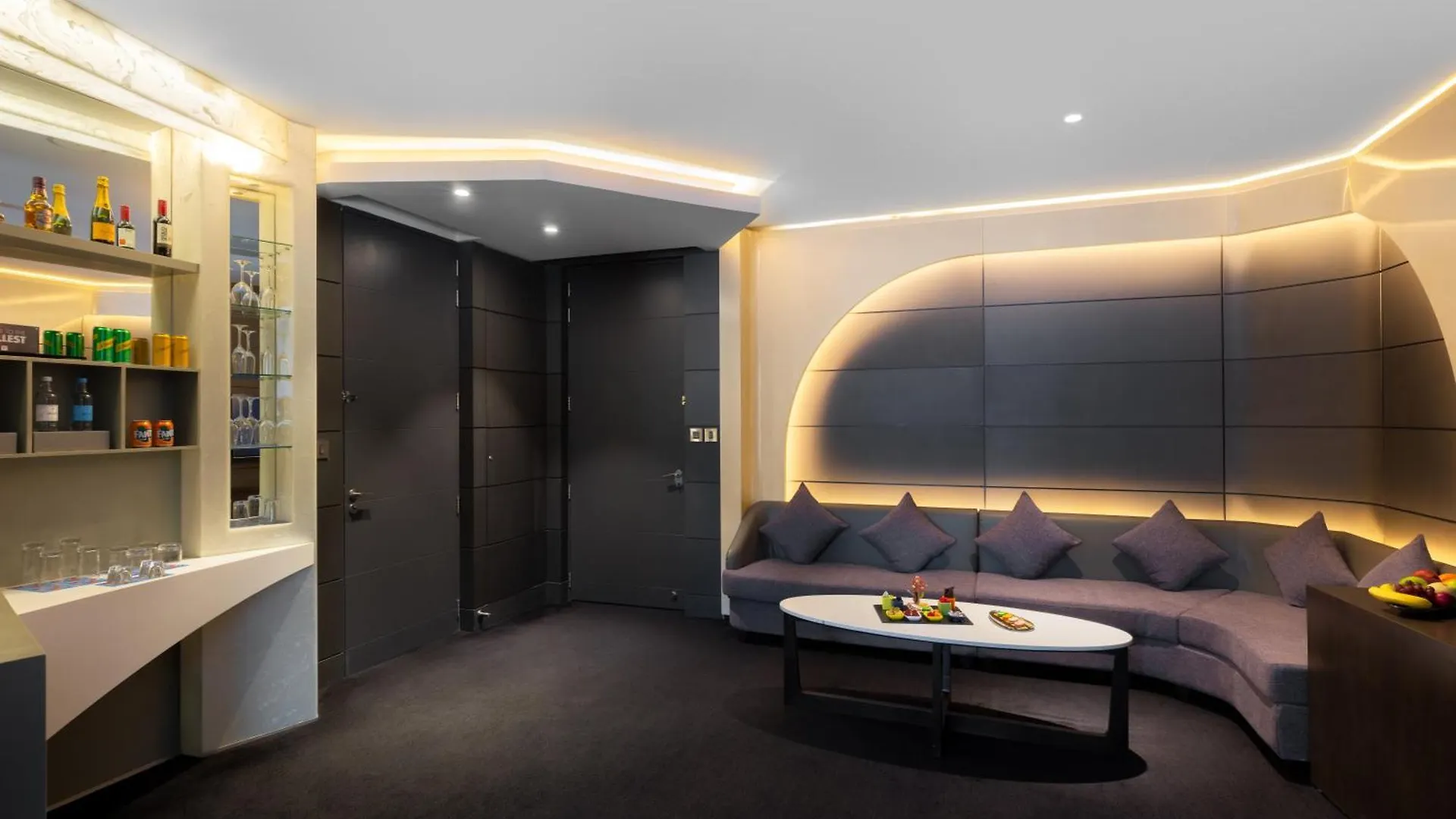 V Hotel Dubai, Curio Collection By Hilton