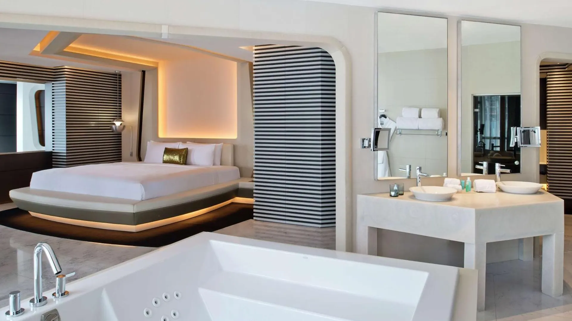 V Hotel Dubai, Curio Collection By Hilton