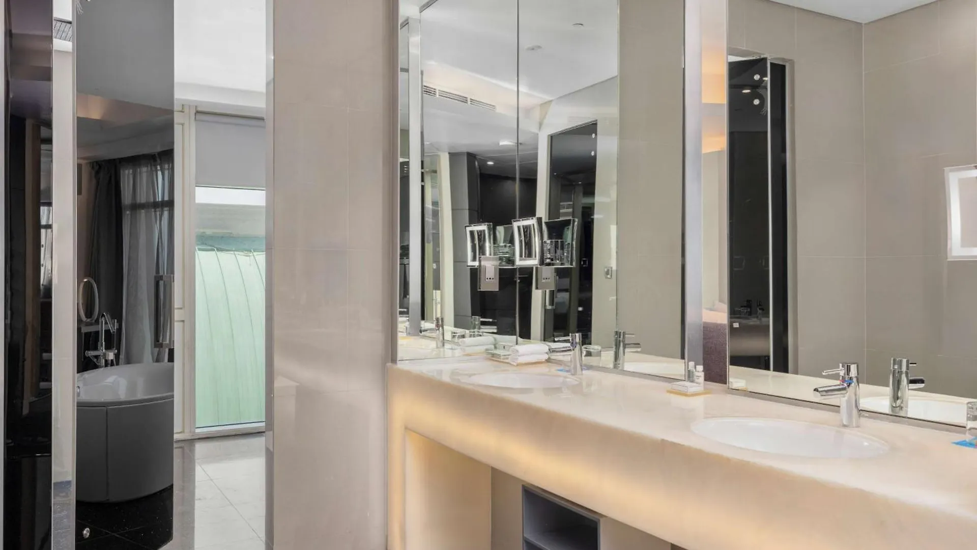 V Hotel Dubai, Curio Collection By Hilton United Arab Emirates