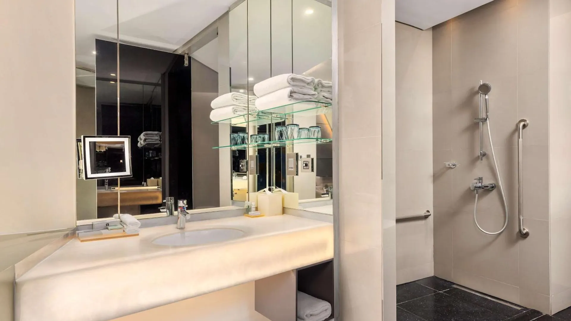 V Hotel Dubai, Curio Collection By Hilton