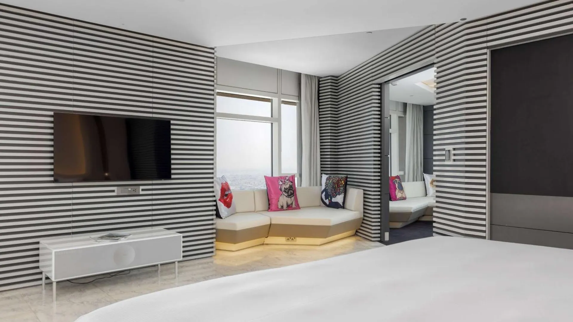 V Hotel Dubai, Curio Collection By Hilton